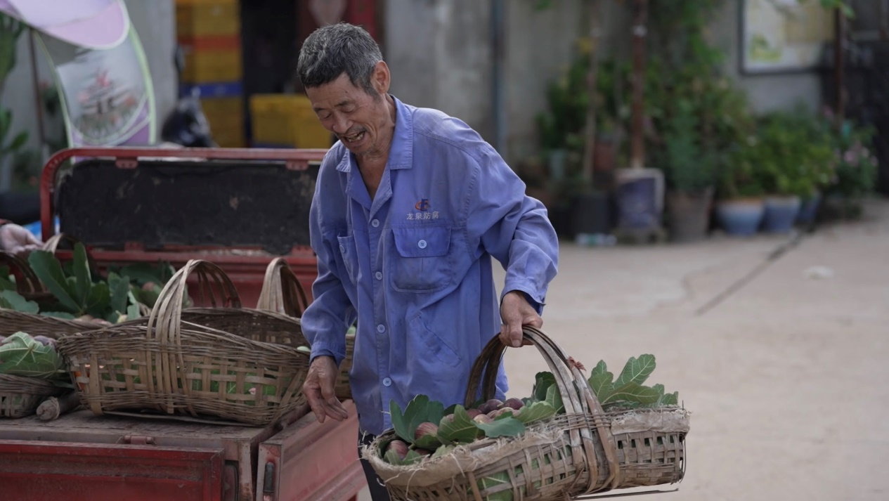 在拼多多卖火无花果后，他活成了“别人家的孩子”