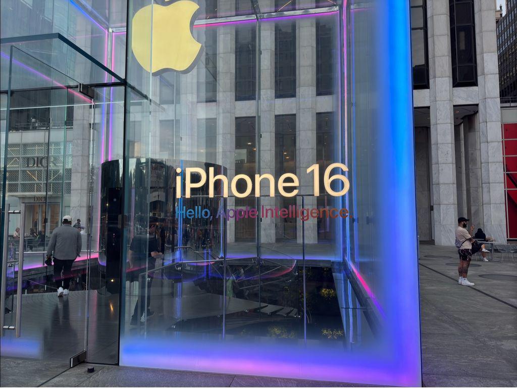 苹果 iphone 16 线下发售概览，第五大道店上灯光秀